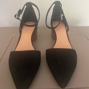 Black flat shoes